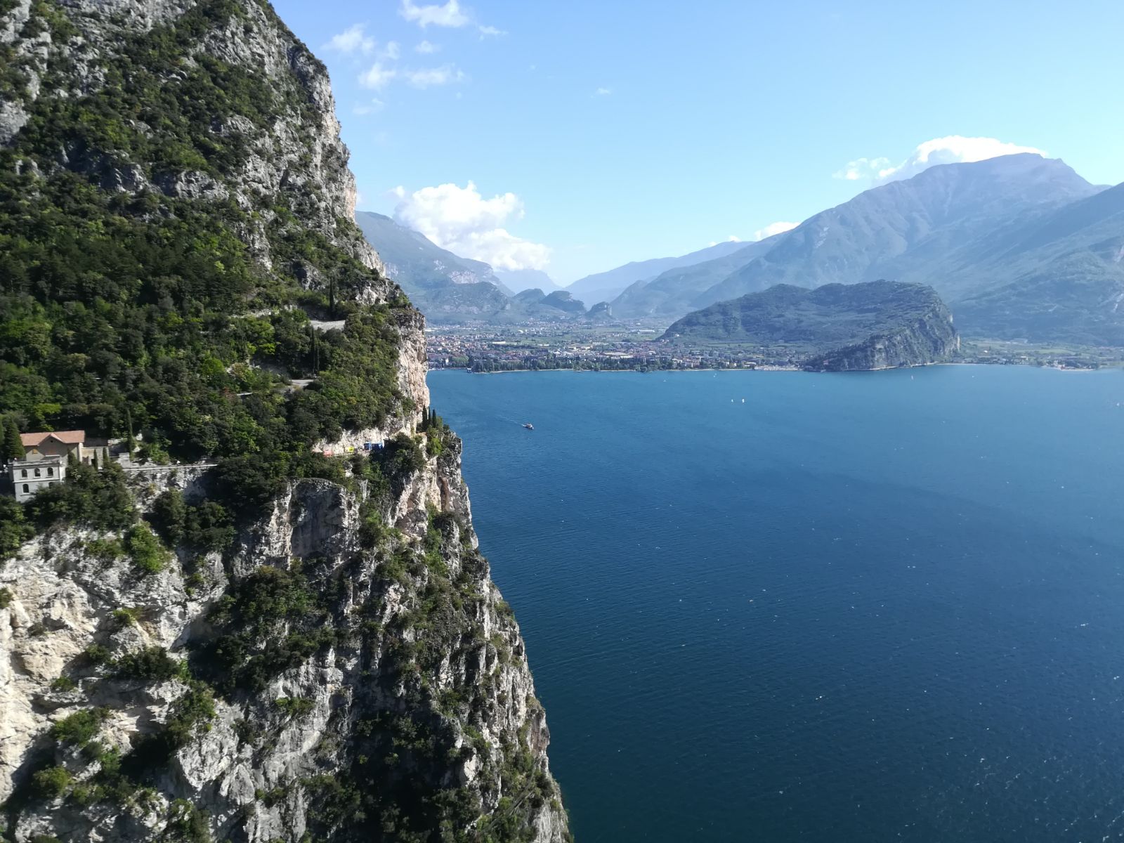 Sentiero Torti, a strapiombo sul lago di Garda