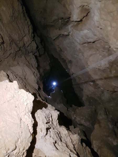Escursione speleologica alla grotta Orso Spino, nei pressi del rifugio Pirlo. 30 aprile 2022